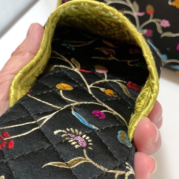 CiccaBella Size 9-10 silk House slippers and cosmetic bag. - Picture 6 of 8